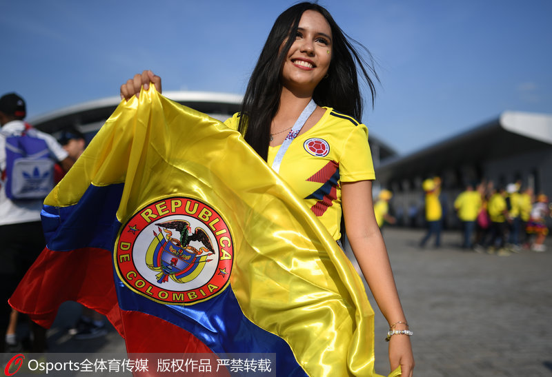 哥倫比亞美女球迷手舉旗幟