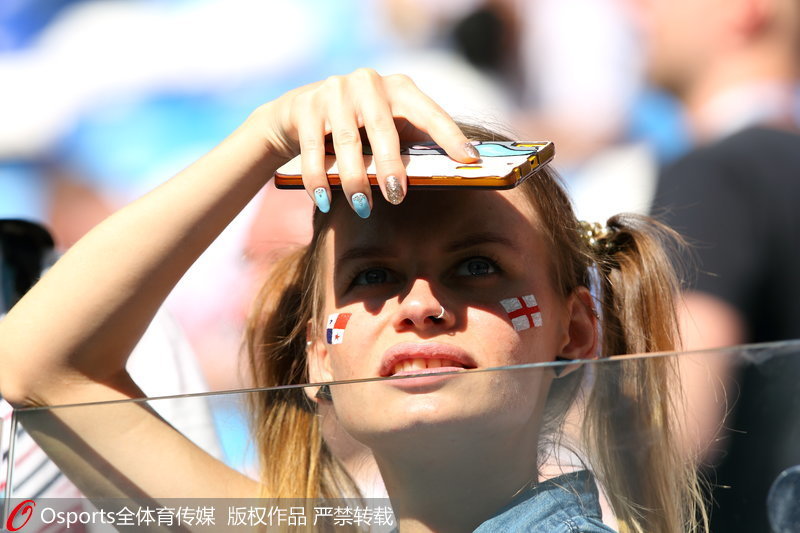 高清:世界杯小组赛精彩纷呈 美女球迷场外抢镜