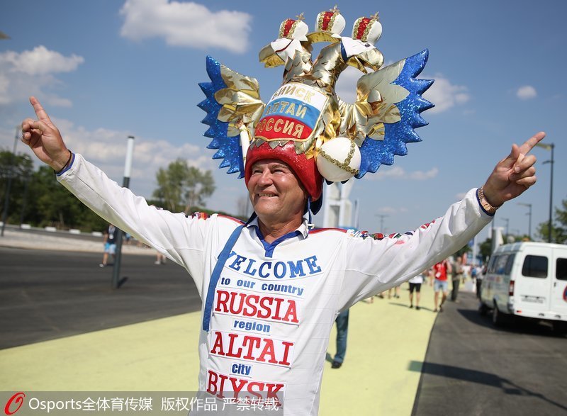 俄羅斯球迷展漂亮的帽子