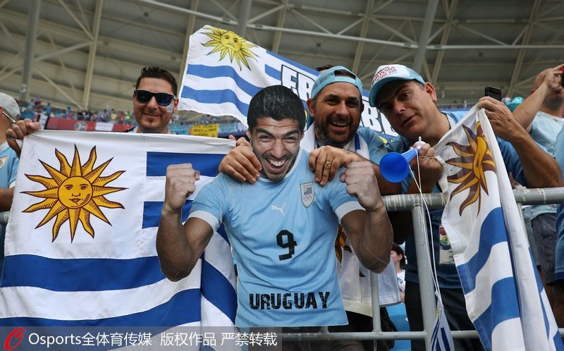 烏拉圭球迷手持球星模板