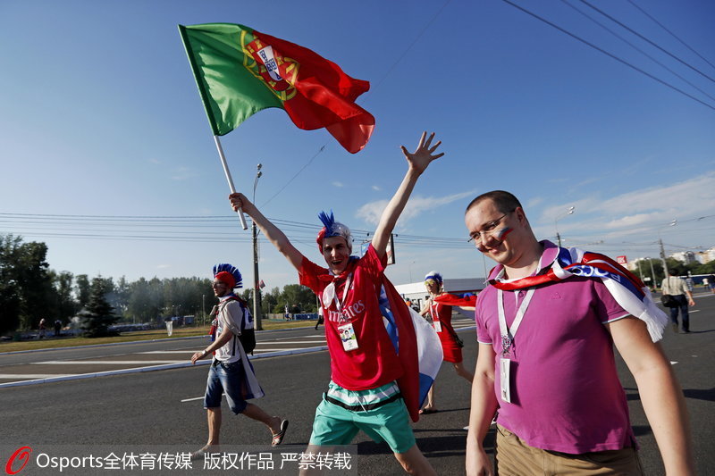 葡萄牙球迷舉旗幟揮舞助陣