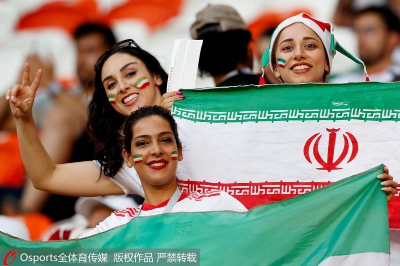 伊朗美女球迷看台合照
