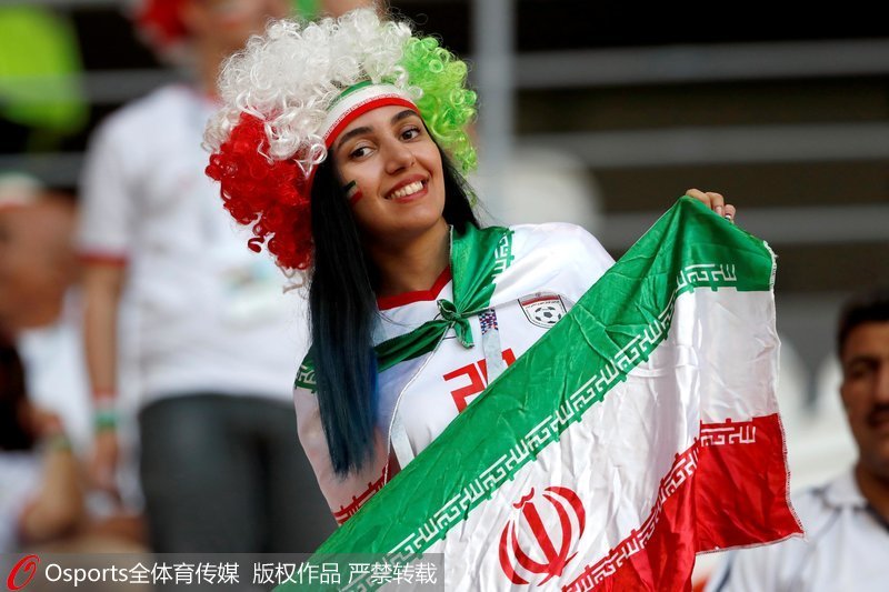 伊朗美女球迷舉旗幟助陣