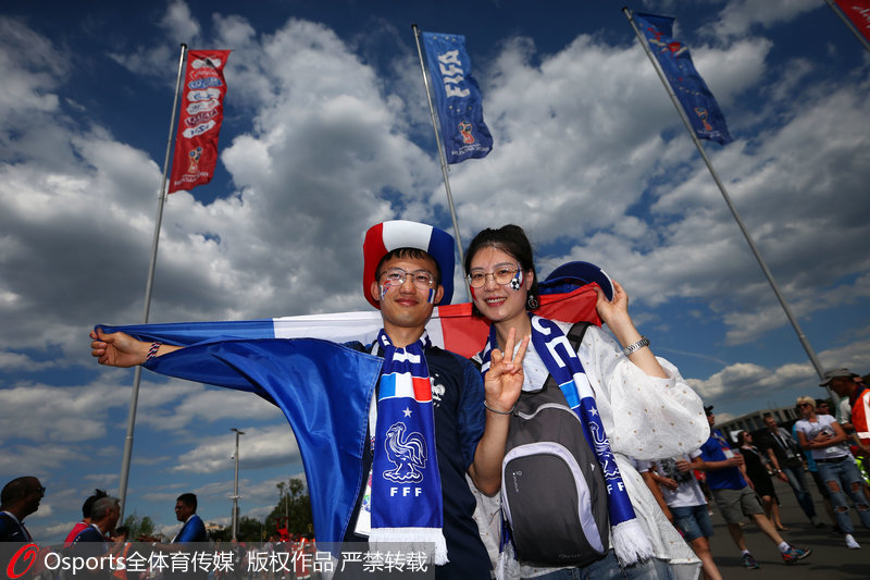中國球迷情侶支持法國球隊