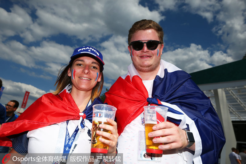 法國情侶喝啤酒慶祝觀賽