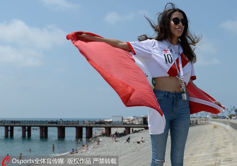 秘魯球迷放飛國旗