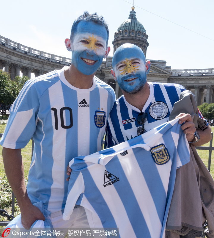 高清:阿根廷对阵尼日利亚 阿根廷球迷全力以赴