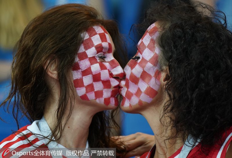 克羅地亞女球迷激動的香吻