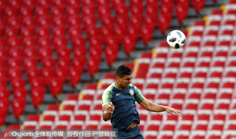 高清:巴西队公开训练 内马尔库蒂尼奥亲密无间