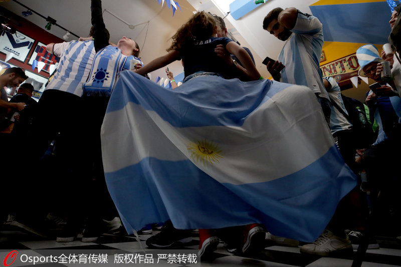 阿根廷球迷手舉國旗慶祝勝利