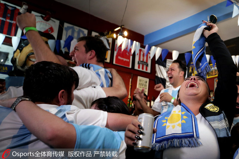 位於巴西聖保利的阿根廷球迷為勝利歡呼