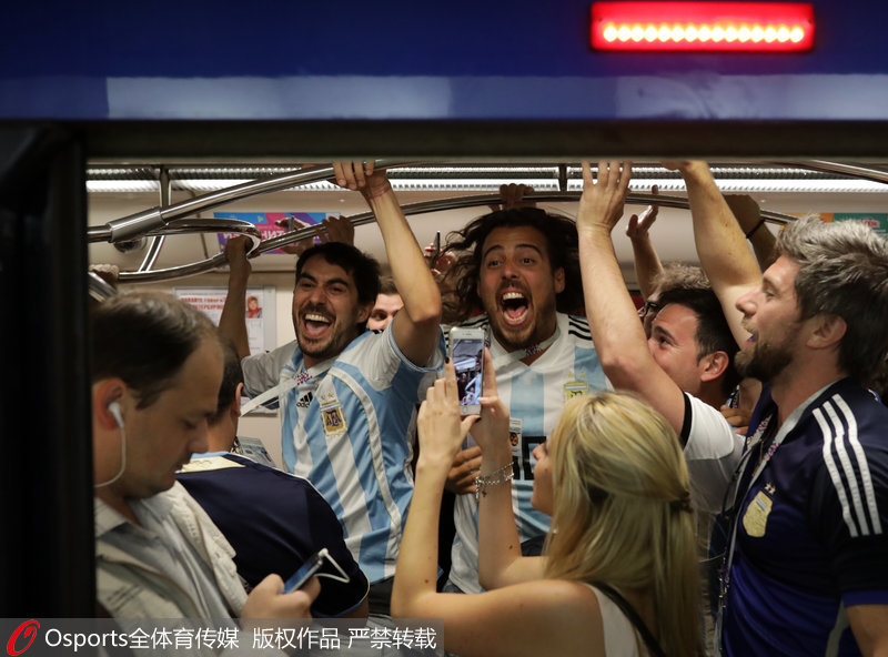 球迷在去往世界杯場館的地鐵車廂內為球隊的勝利歡呼