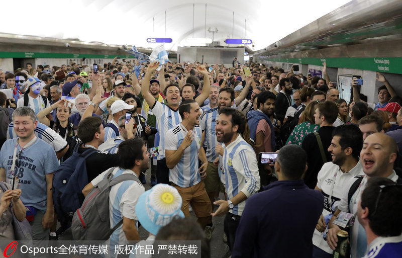阿根廷球迷在地鐵站台內歡呼