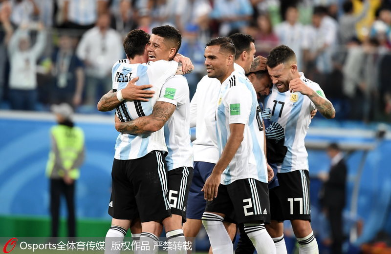 阿根廷跌跌撞撞終於出線，全隊激動慶祝。