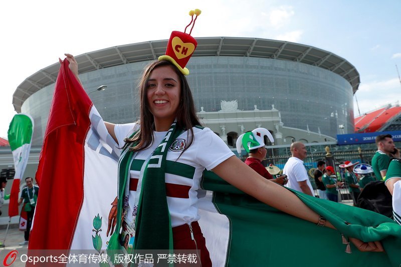 墨西哥美女球迷身披國旗