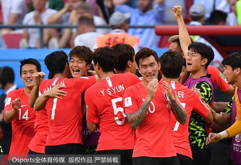 韩国队庆祝胜利