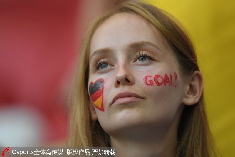 德国0-2负韩国小组出局，美女球迷难过