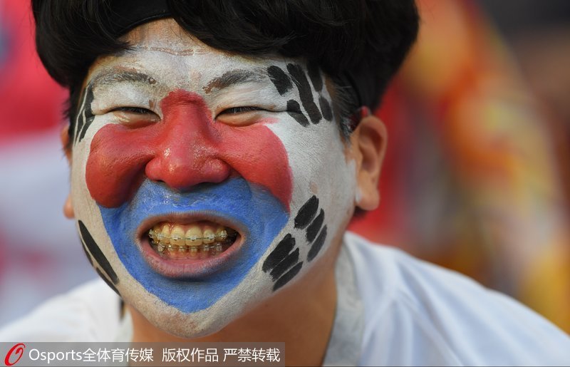 韓國球迷畫國旗臉助威