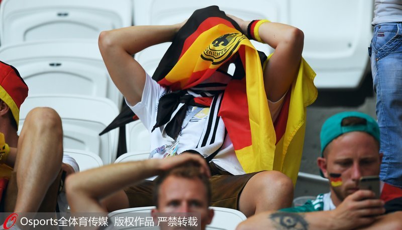 德國球迷抱頭嘆息