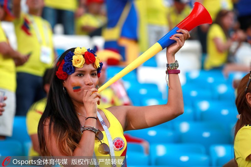 哥倫比亞美女球迷吹響號角
