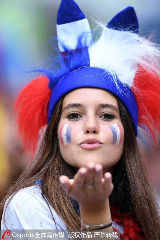 法国美女球迷脸涂国旗