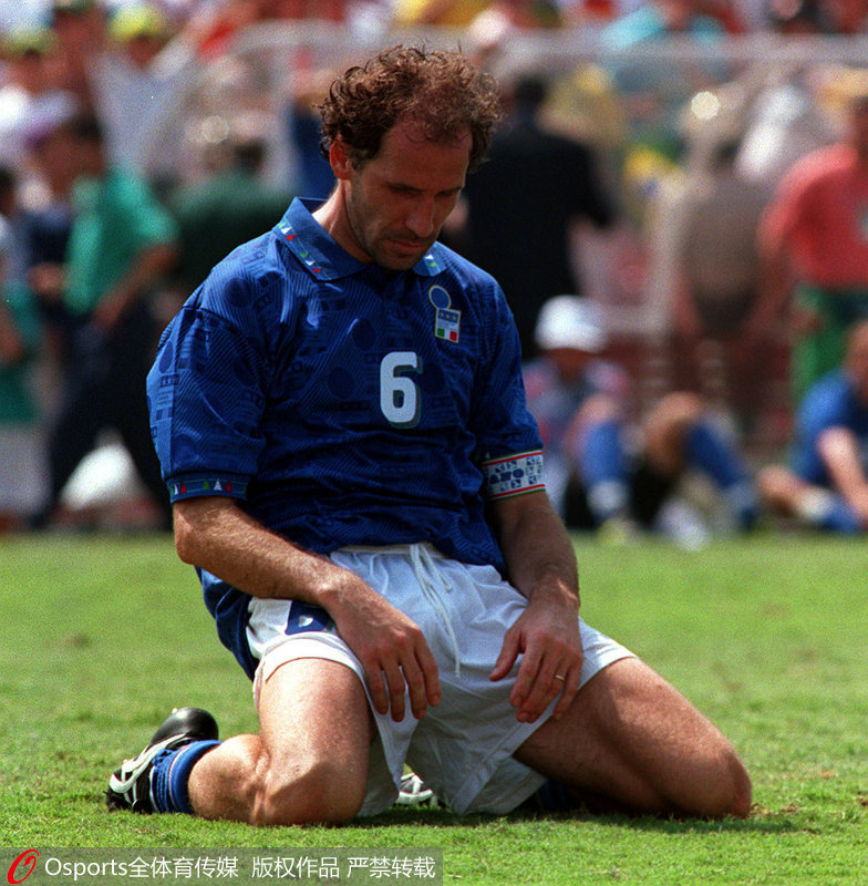 1994年美國世界杯決賽：巴西0：0（點球3：2）勝意大利，意大利隊巴雷西錯失點球后跪在地上。