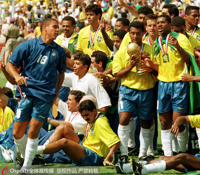 1994年美國世界杯決賽：巴西0：0（點球3：2）勝意大利，巴西隊隊員慶祝奪冠，羅馬裡奧手舉獎杯。