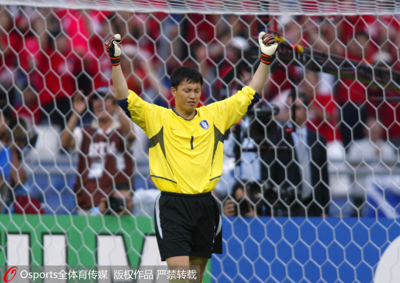 2002年韓日世界杯1/4決賽：韓國隊5：3（點球）淘汰西班牙，韓國隊守門員李雲在慶祝勝利。