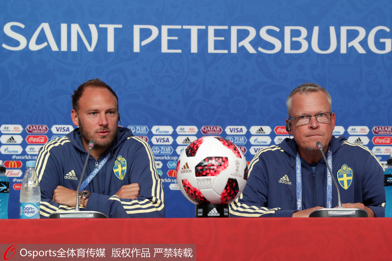 瑞典隊主教練安德鬆（右）和瑞典隊隊長格蘭奎斯特出席賽前發布會。