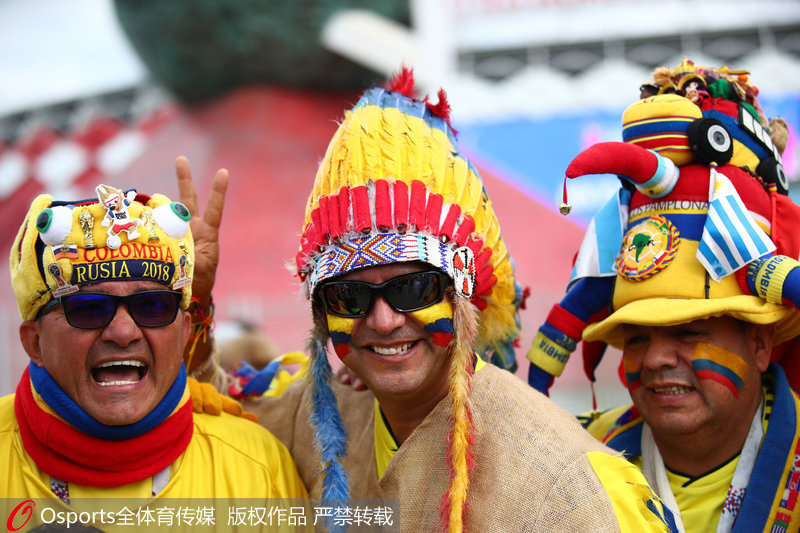 哥倫比亞球迷頭戴搞怪帽子觀賽