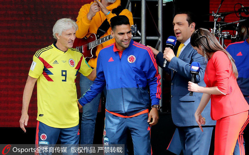 高清：哥倫比亞隊回國 球迷熱情歡迎英雄回家
