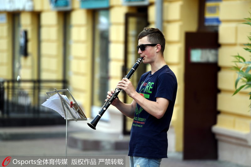 一名男士在街頭吹奏樂器