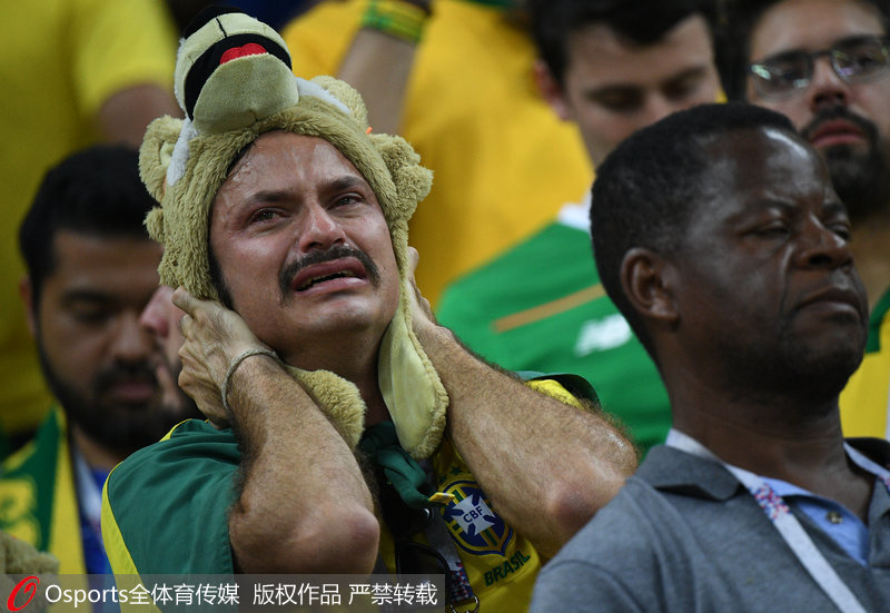 巴西球迷抱頭痛哭