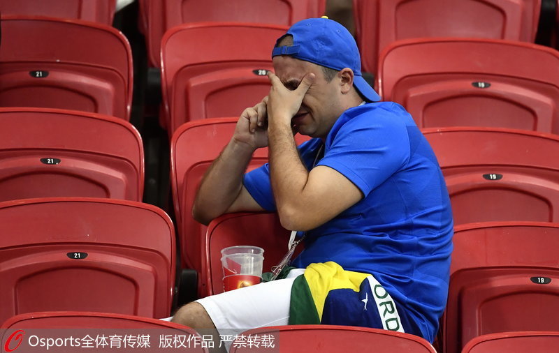 巴西球迷賽后看台哭泣