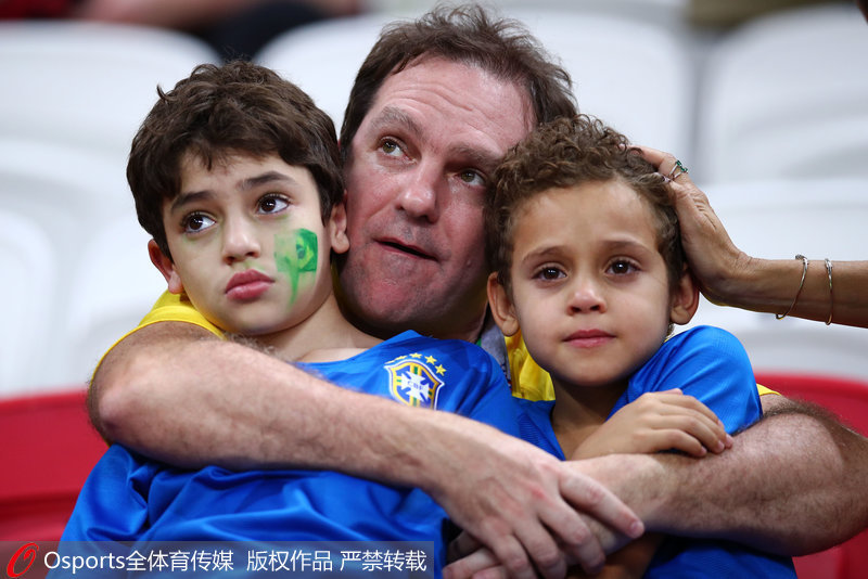 巴西父子球迷傷心落淚