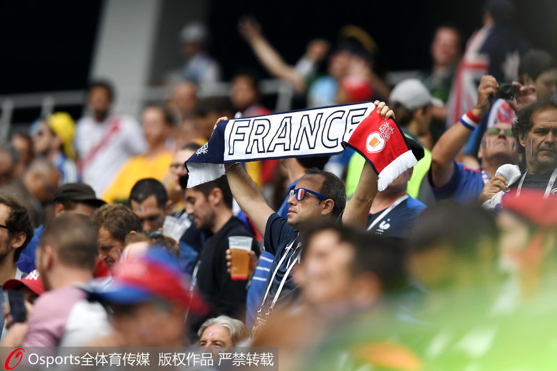 球迷高舉橫幅支持法國隊