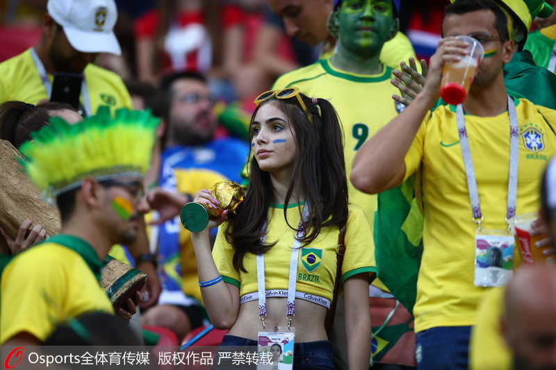 看台上略顯失落的巴西女球迷