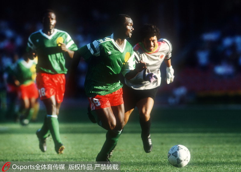 1990年意大利世界杯1/8決賽，哥倫比亞1：2負喀麥隆，哥倫比亞門將伊基塔將球帶出禁區，被米拉大叔斷球，后者破門。