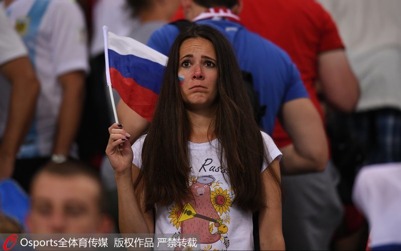 俄罗斯球迷手举国旗脸带失落