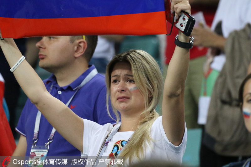 俄羅斯球迷眼含淚光