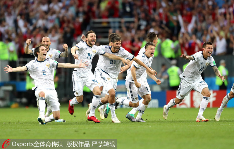 八分之一決賽中俄羅斯4：3戰勝西班牙，球員奔跑歡呼