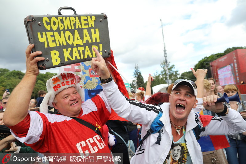 俄羅斯球迷手舉行李箱，上面寫著：“收拾行李奔赴卡塔爾吧！”