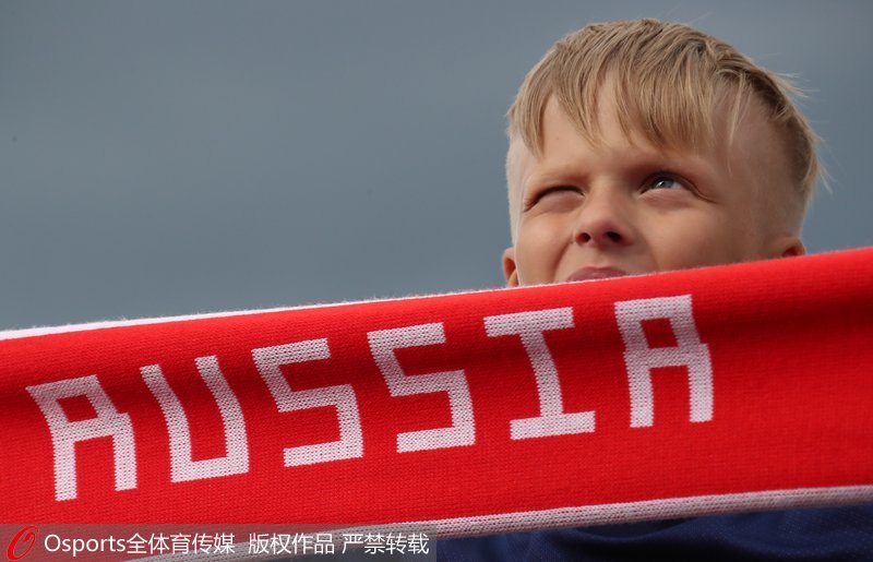 手舉寫著“俄羅斯”字樣橫幅的小球迷