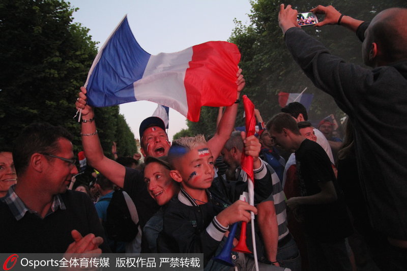 法國球迷高舉國旗慶祝勝利
