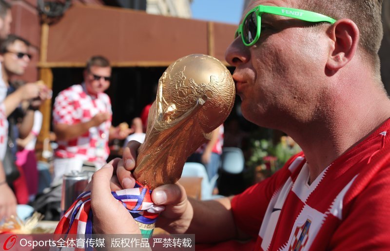 克羅地亞球迷親吻“大力神杯”