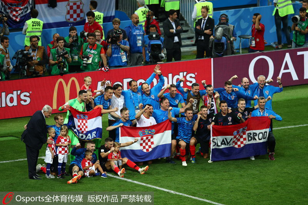 克罗地亚将士庆祝球队晋级世界杯决赛