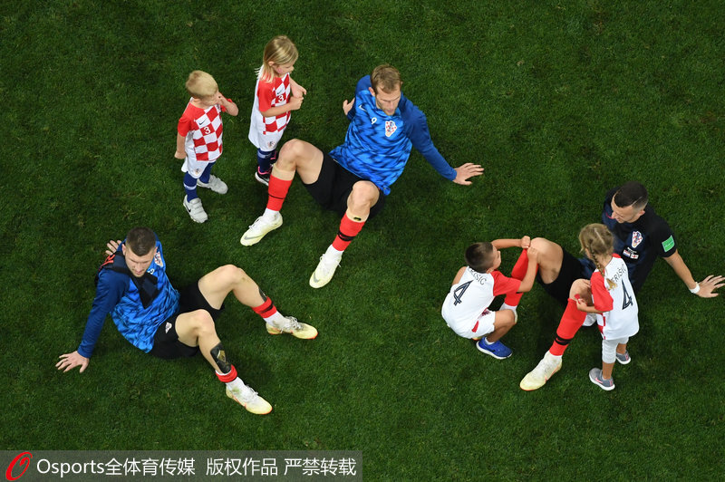 克羅地亞球員和他們的孩子在一起