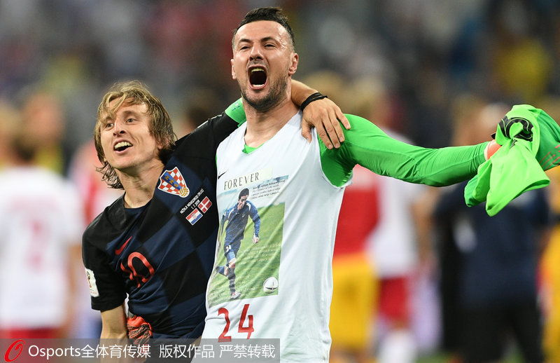 狀況2、蘇巴西奇（右），鐵漢柔情的克羅地亞門將因將印有好友頭像的T恤穿在身上而在本屆世界杯上收獲了許多關注。