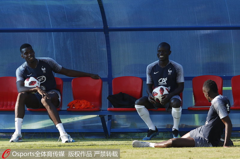 法國球員保羅·博格巴、恩戈洛·坎特和布萊斯·馬圖伊迪（從左至右）訓練間隙。
