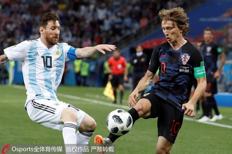 小組賽第二場，克羅地亞3：0戰勝阿根廷，圖為莫德裡奇（右）與梅西(左)爭搶球權